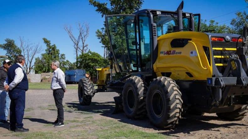 Manuel Ocampo cuenta con una nueva motoniveladora para trabajos en el pueblo y zona rural