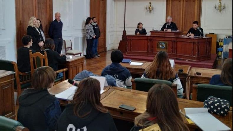 Con la presencia de Javier Martínez se desarrolló la primera sesión del Parlamento Estudiantil