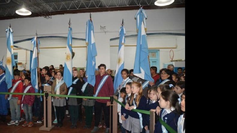 En una fría jornada se realizó el acto por el Día de la Bandera