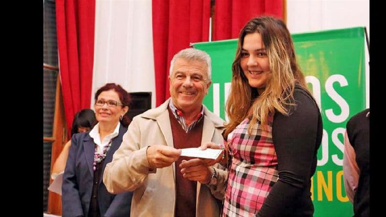 La Municipalidad entregó ayer las becas estudiantiles