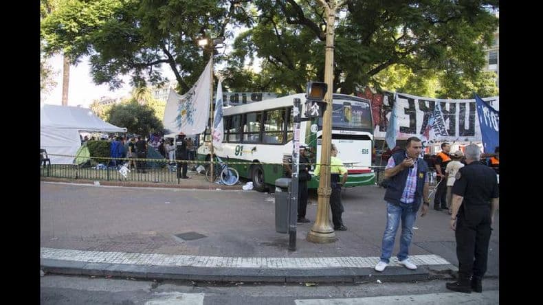 Al menos cinco heridos al subirse a la vereda un micro en la Plaza de Mayo