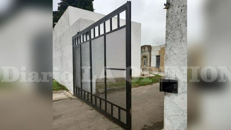 Un policía sufrió lesiones al ser aplastado por un portón en el Cementerio
