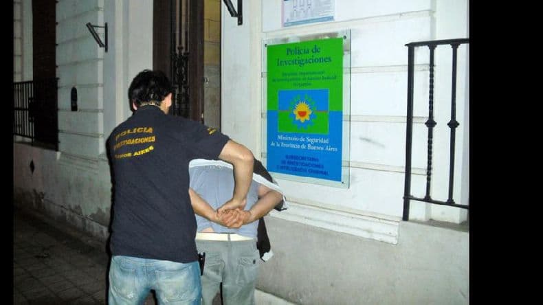 Detuvieron a un joven por un asalto a un motociclista