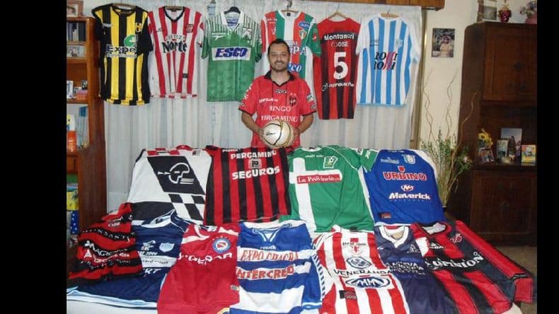 Mariano Gallo y su sorprendente colección de camisetas de fútbol