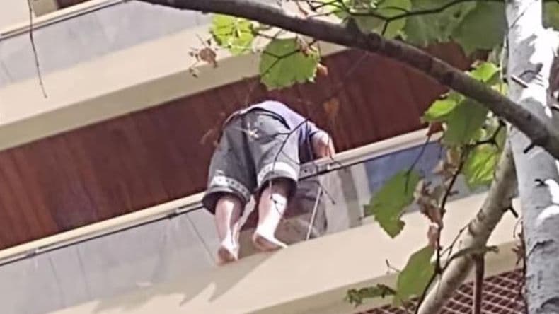 Hospitalizaron a un adolescente que se arrojó desde un balcón de un primer piso