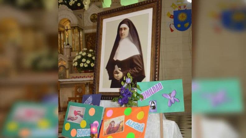 Desarrollan la novena en honor a María Crescencia