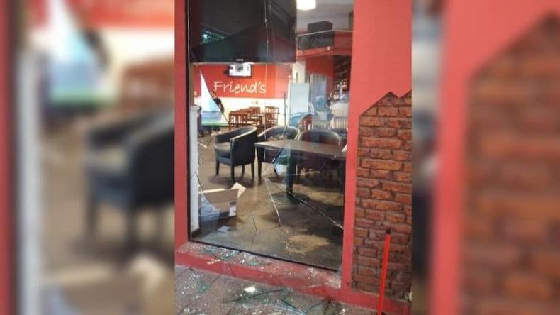 Rompieron la vidriera e ingresaron a robar en un local gastronómico de avenida Juan B. Justo