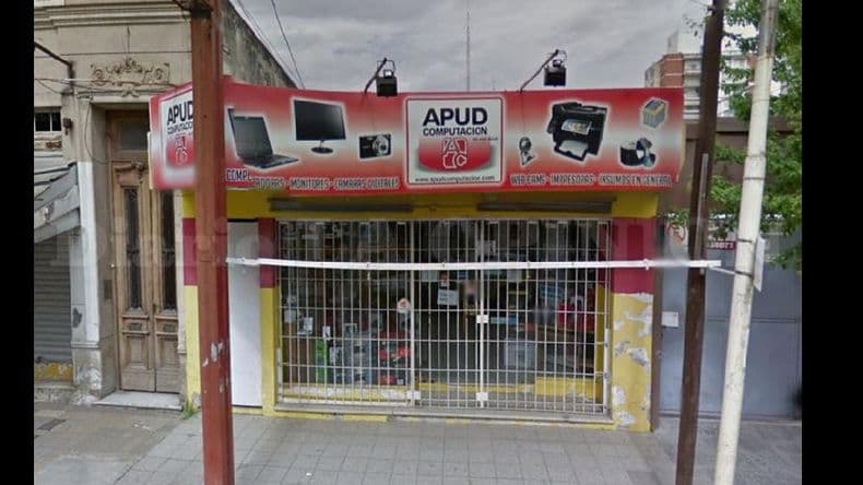 Un grupo de motochorros rompió vidrieras y robó en dos comercios