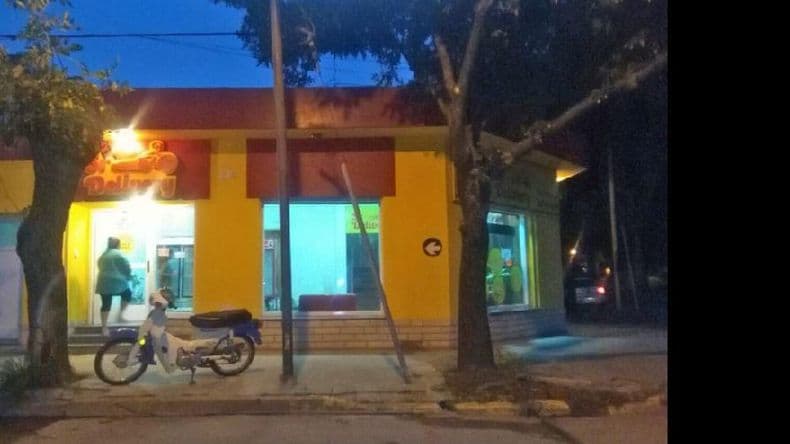 Dos sujetos armados robaron la recaudación de un local de comidas