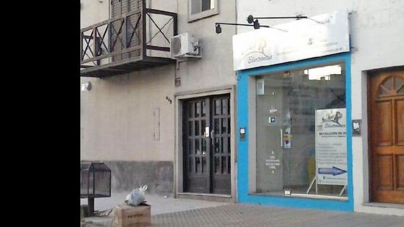 Rompieron la vidriera de un local céntrico de electrónica y se llevaron dos tablets