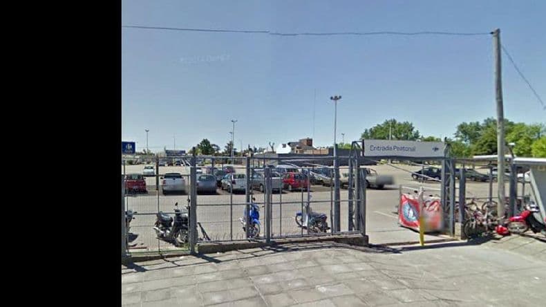 Denunciaron el robo de 200.000 pesos de un auto en el supermercado Carrefour