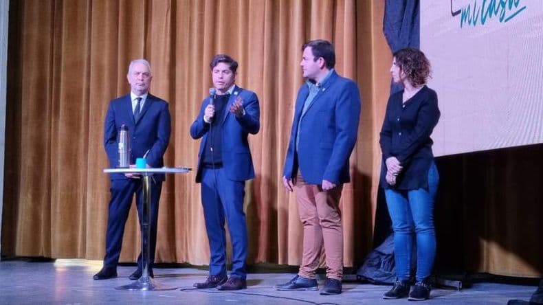 Axel Kicillof estuvo en Rojas: entregó escrituras y anunció un plan de 50 viviendas