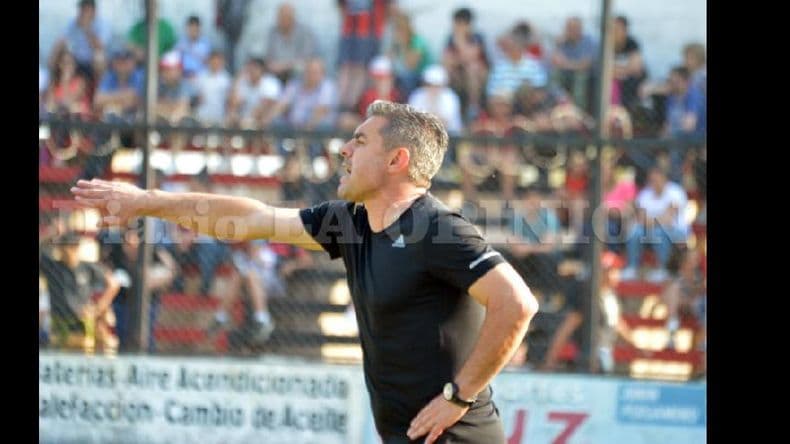 Sergio Arias define el once titular de Douglas para jugar en Villa Ramallo