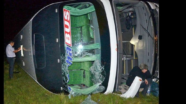 Zárate: 40 personas resultaron heridas al chocar y volcar un micro