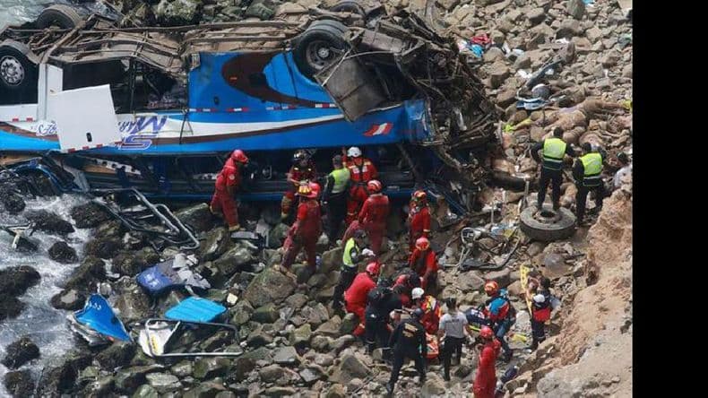 Al menos 25 muertos al caer un micro a un precipicio en Perú