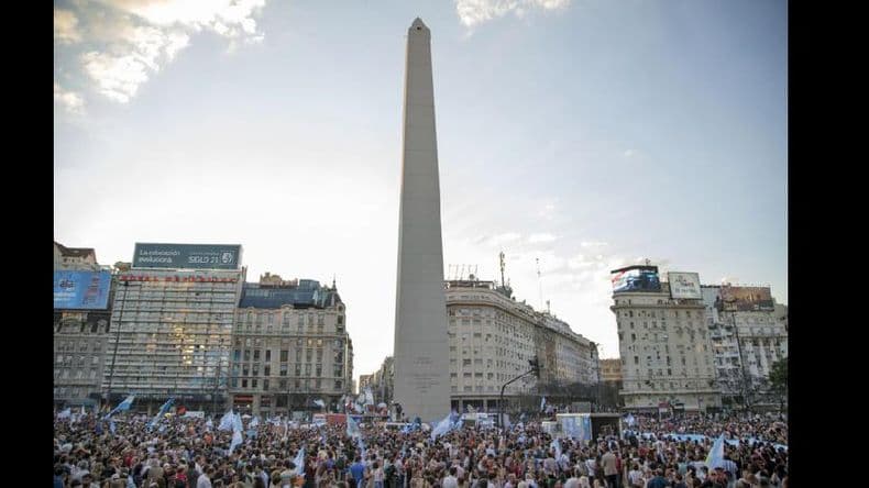 Dirigentes y votantes se concentraron en el Obelisco en apoyo a Scioli