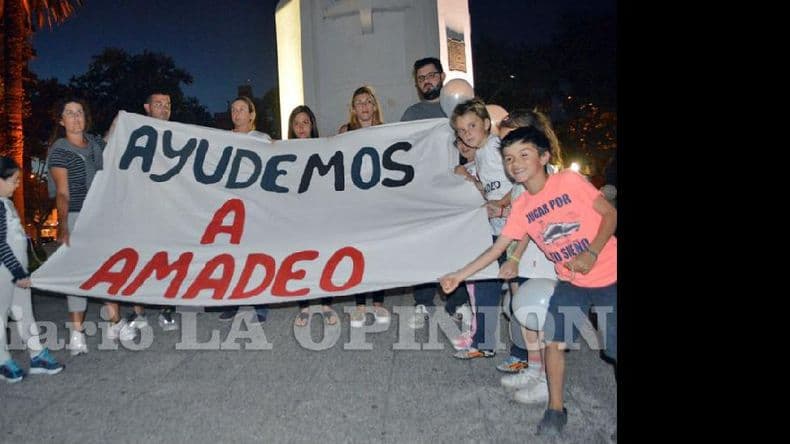 Amadeo se quedará con sus padres sustitutos mientras tramitan la adopción