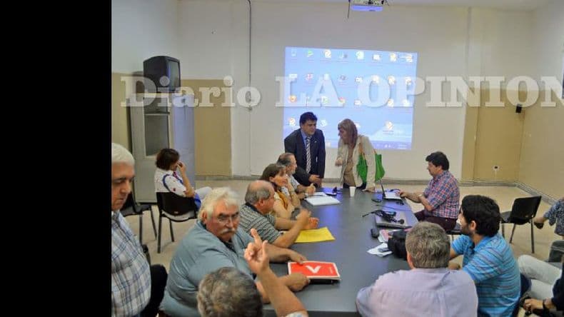 Prácticas en las Pymes y emprendedorismo, ejes de una reunión de Educación