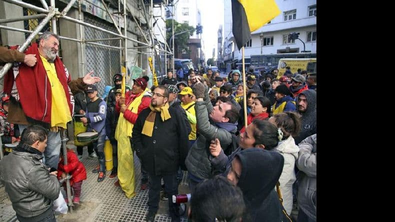 Castells marchó con el Midj por el microcentro en reclamo de “trabajo, comida y vivienda”