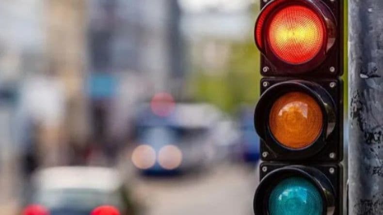 Nuevos valores de las multas: cruzar un semáforo en rojo cuesta más de 1 millón de pesos