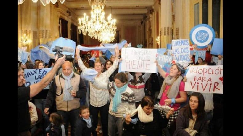 Militantes antiaborto cuestionaron a Rubinstein y le impidieron una charla