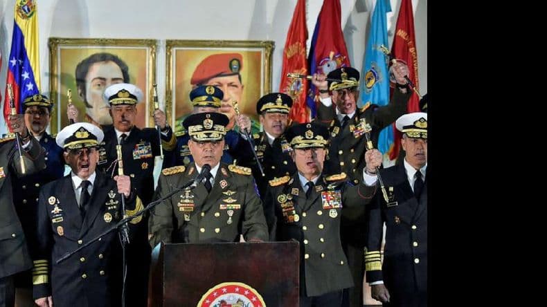 Maduro se apoya en los militares ante el respaldo internacional a Guaidó