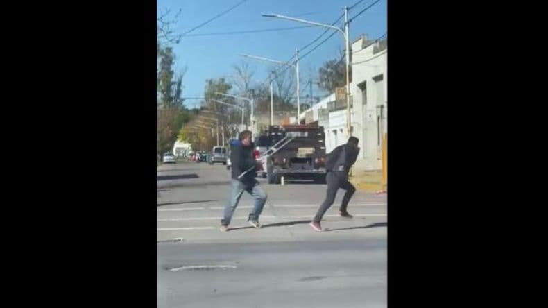 Barrio Centenario: un vecino se peleó con un hombre con muletas y éste salió corriendo