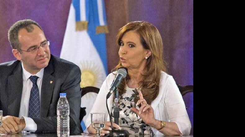 La presidenta homenajeó en el Senado al médico que la operó en 2013