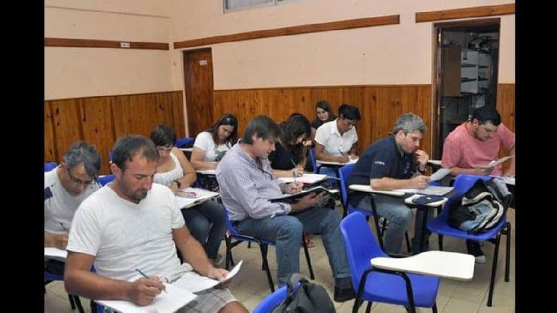 Educación dio continuidad al Plan Fines y anunció nuevas líneas de trabajo