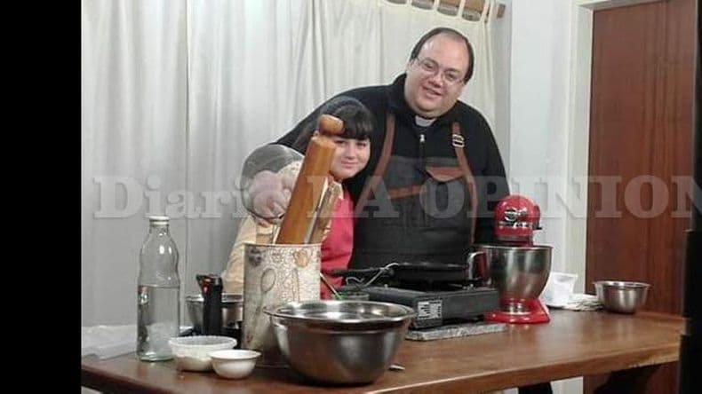 El sacerdote “pastelero” que evangeliza en la televisión argentina