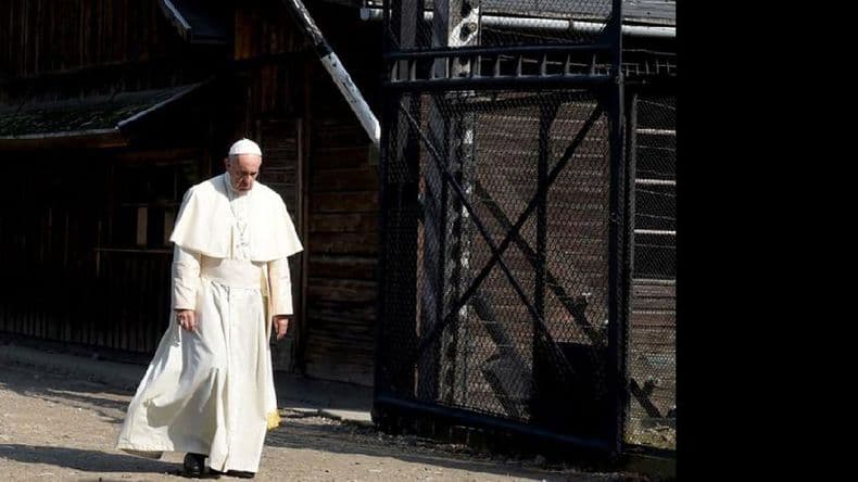 Francisco rezó en Auschwitz por las víctimas de los nazis
