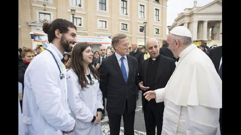 El Papa Francisco considera lícito renunciar a terapias médicas “desproporcionadas”