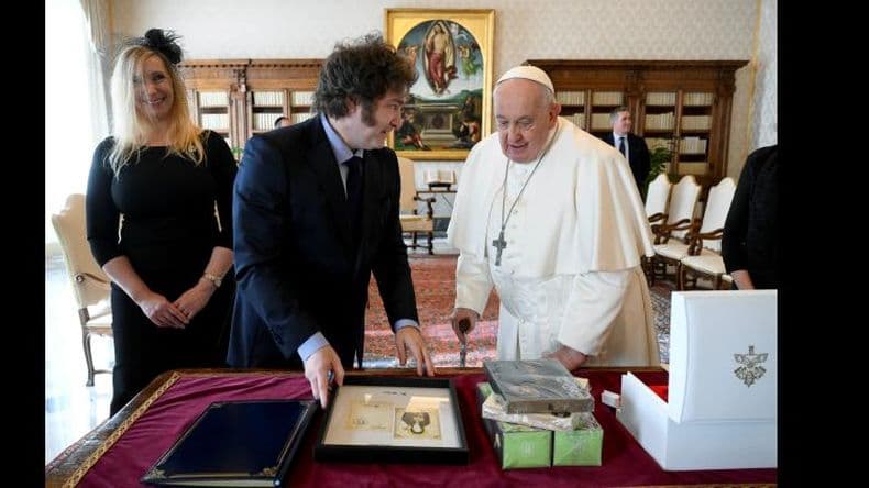 Los regalos que intercambiaron Milei y el Papa Francisco durante la audiencia privada