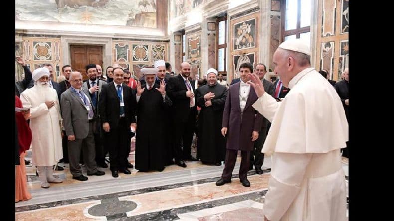 El Papa Francisco pidió una “condena clara” de la violencia ante representantes religiosos