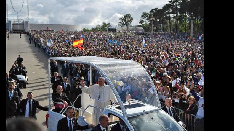 Una marea de fieles arropa al Papa Francisco en su peregrinaje a Fátima