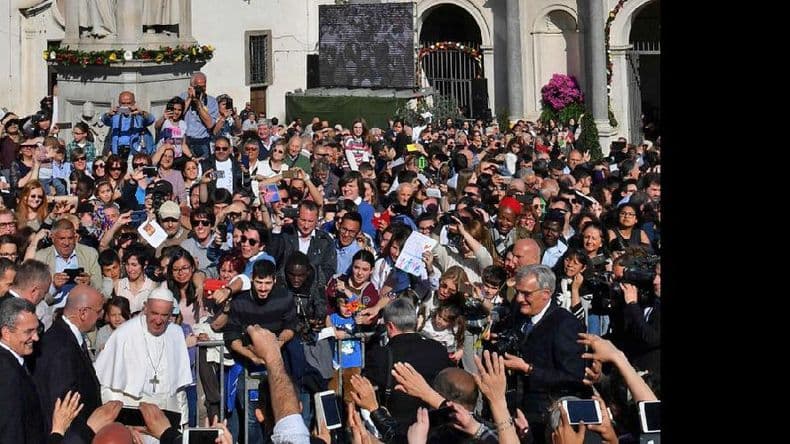 Para el Pontífice, algunos centros de refugiados parecen “campos de concentración”