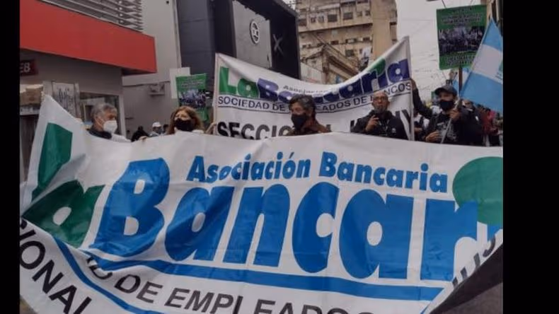 Pese al intento por frenar la medida, bancarios están de paro y sin atención al público