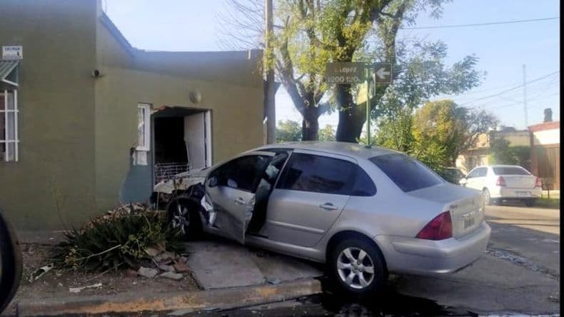 Chocaron dos autos y uno terminó impactando contra una vivienda
