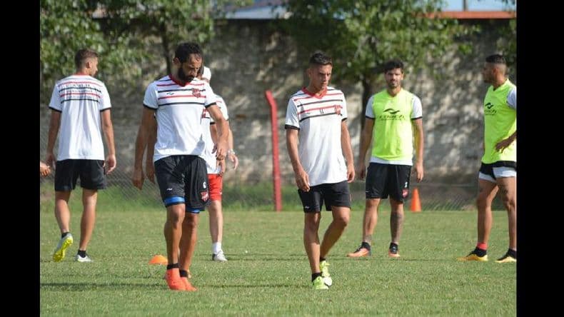 El plantel de Douglas Haig decidió no entrenar ayer por falta de pago