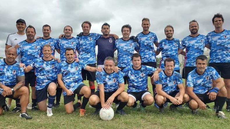 El equipo "A la deriva" campeón en un torneo nacional de fútbol senior