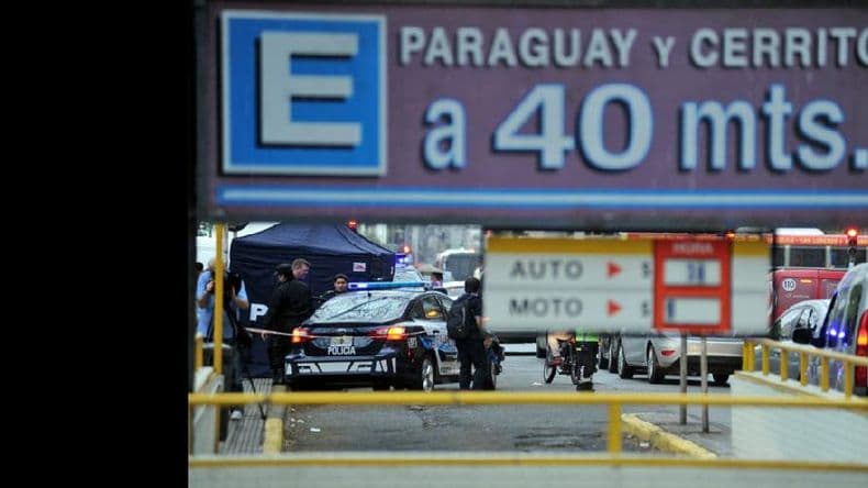 Una mujer atropelló y mató a su hija de 15 años al sacar el auto de un garage