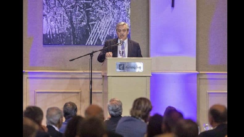 Fernández de campaña en Córdoba, planea su desembarco en el PJ nacional