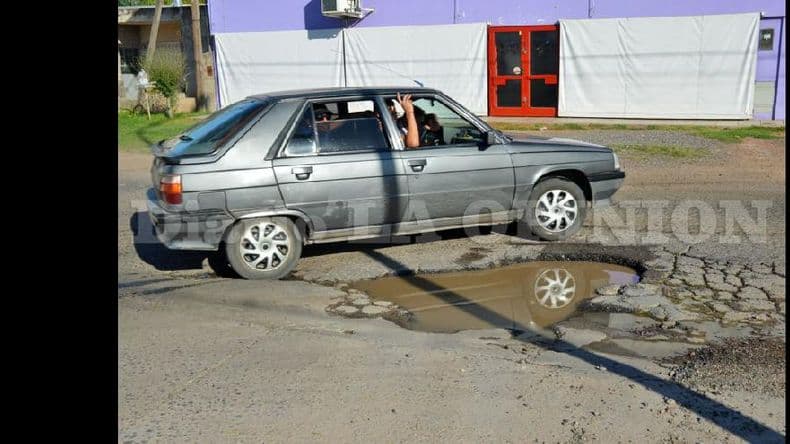 Reclamos por un pozo de grandes dimensiones en avenida Juan B. Justo y Vela