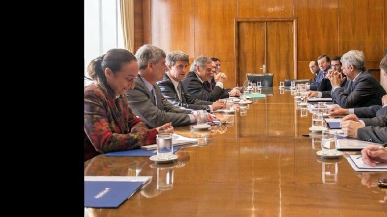 Cadenas de supermercados y el Gobierno acordaron congelar el precio del aceite