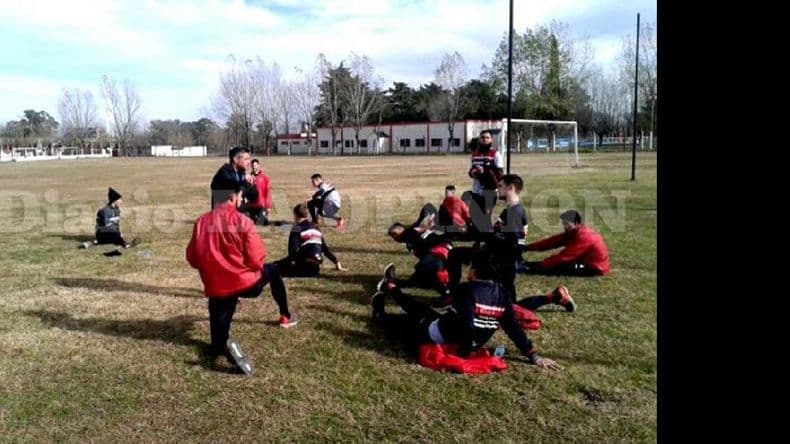 Douglas retomó el trabajo con la mira en el duelo ante Lanús