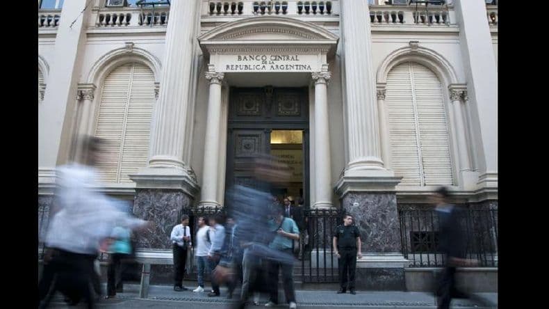 Argentina busca controlar el dólar de cara a las Paso