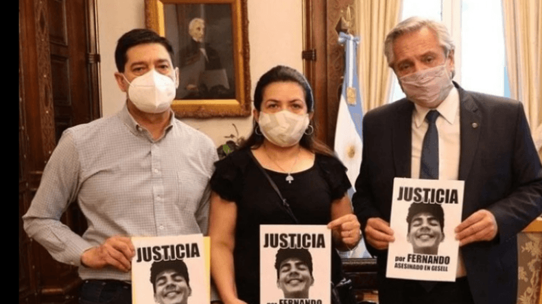 La defensa de los rugbiers se quejó porque Alberto Fernández "posó con un cartel pidiendo perpetua"