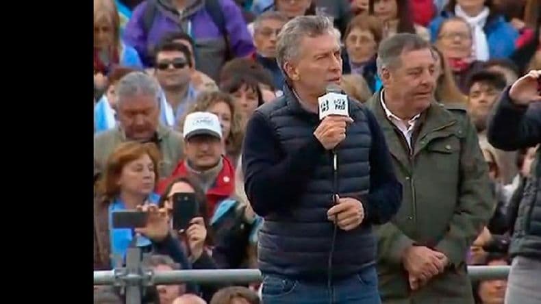 Macri propone ampliar la red de fibra óptica y dar 100 mil becas