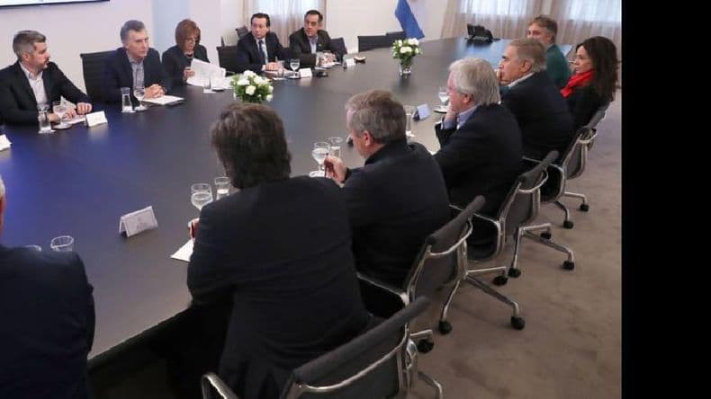 Mauricio Macri reunió a sus ministros y dijo que no habrá cambios de gabinete