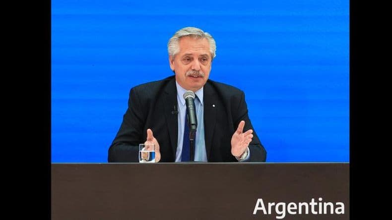 Fernández apuntó contra los turistas que compran dólares para viajar "y hacen subir el blue"